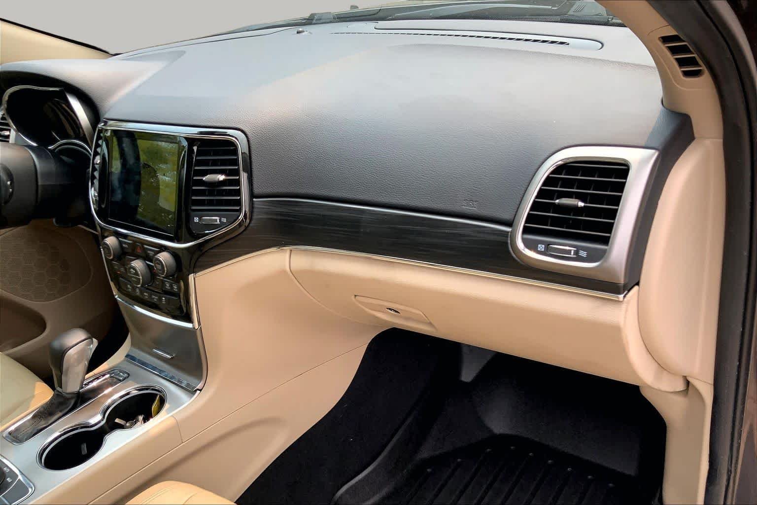 Used 2020 Granite Crystal Metallic Clearcoat Jeep Limited image 19