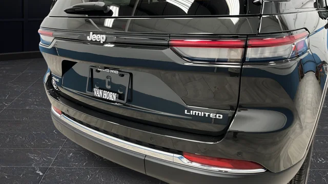 Used 2025 Pearlcoat Jeep Limited image 36