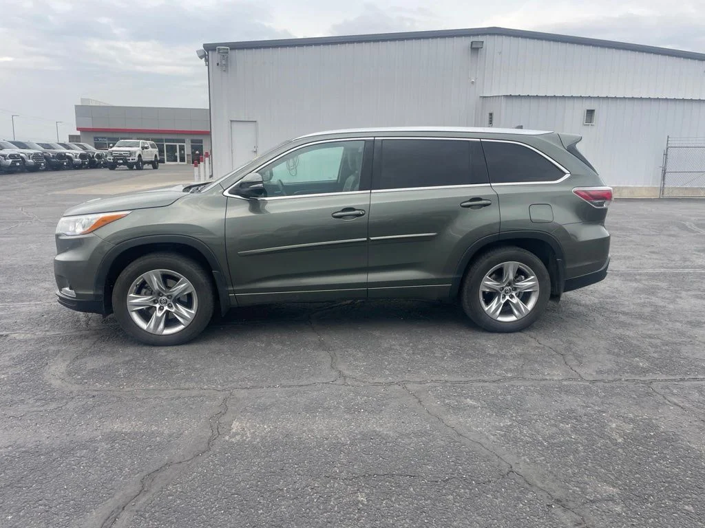 Used 2016 Jade Metallic Toyota Limited image 23