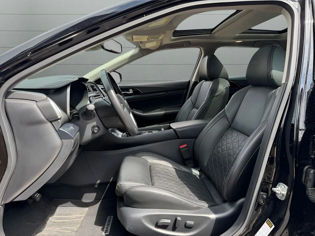 Used 2021 Black Nissan Platinum image 11