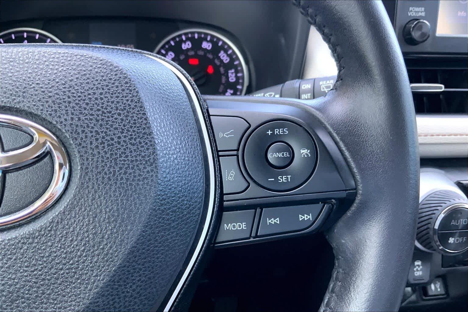 Used 2019 Lunar Rock Toyota XLE Premium image 25