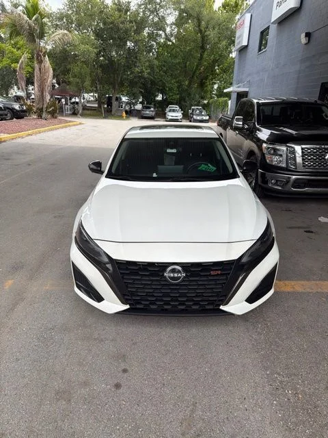 Used 2024 White Nissan 2.0 SR image 3