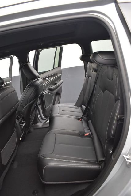 New 2026 Silver Zynith Exterior Paint Jeep Limited Reserve image 8