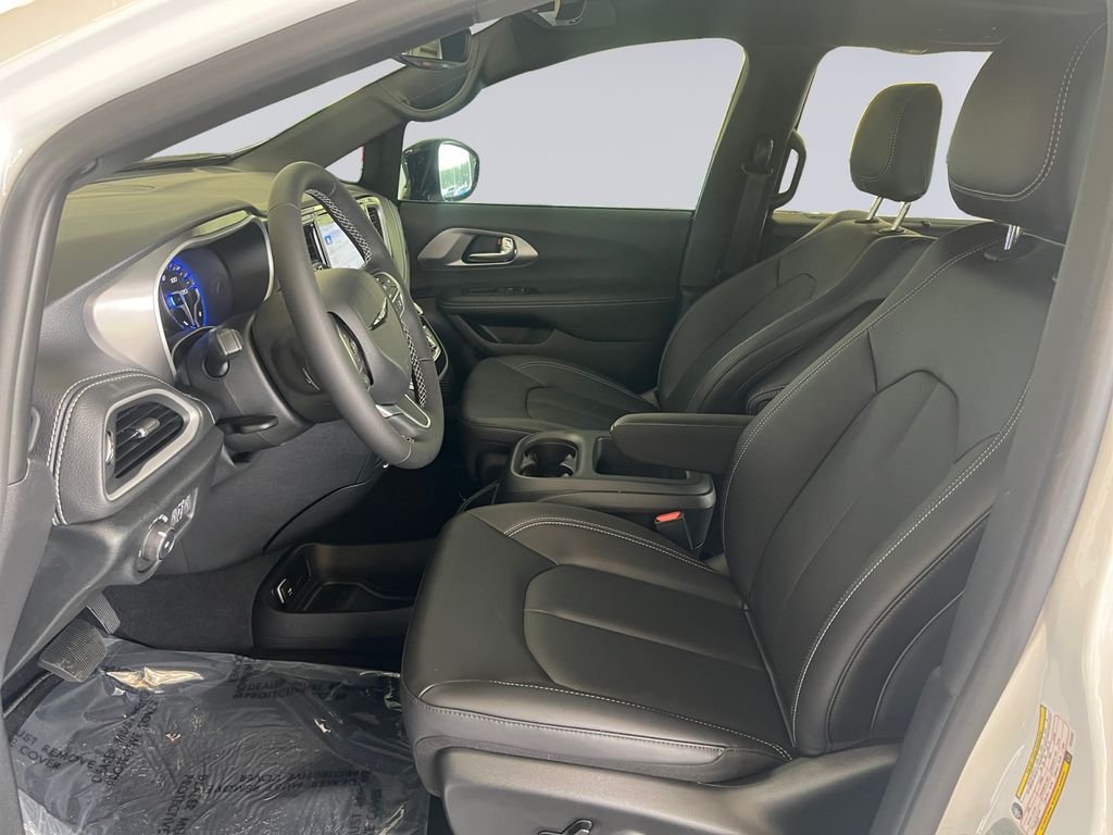 2026 Chrysler Pacifica Select - Photo 10