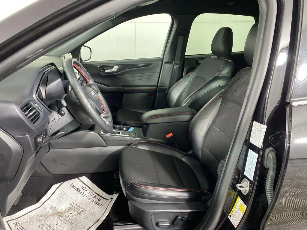 Used 2025 Agate Black Metallic Ford ST-Line image 13