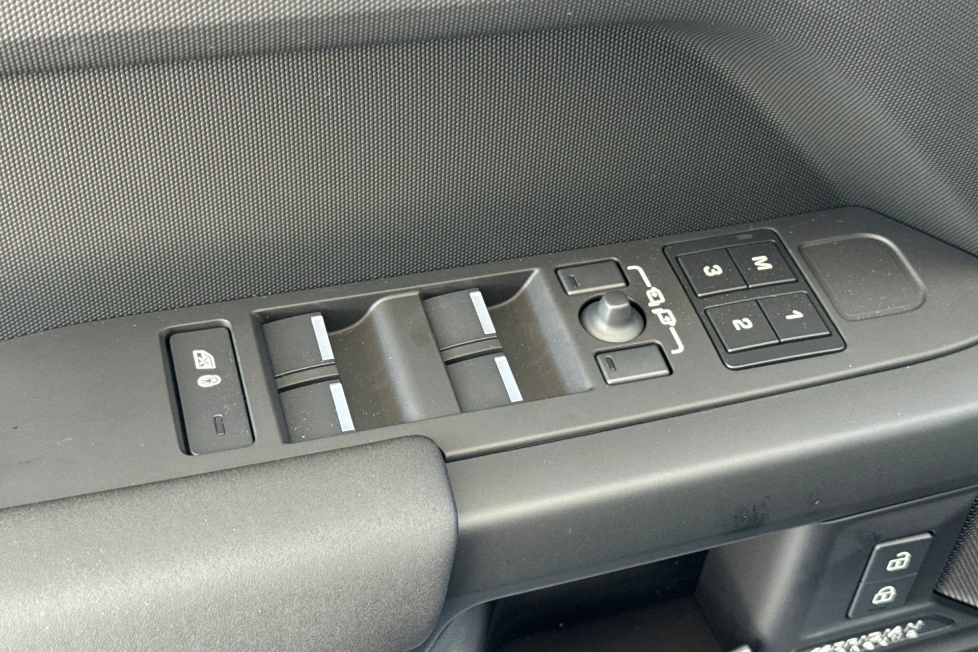 New 2026 Fuji White Land Rover X-Dynamic SE image 15