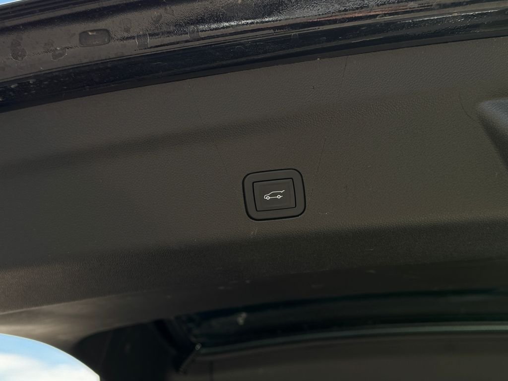 2025 GMC Yukon XL Denali - Photo 18