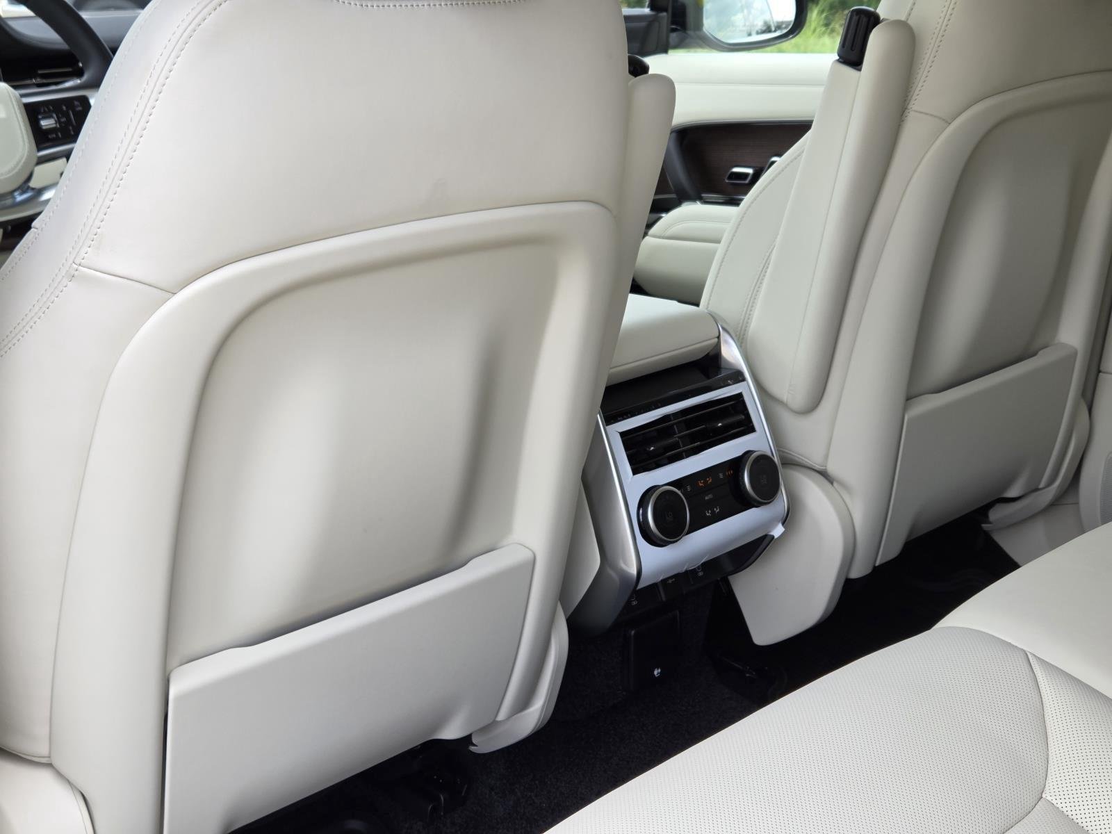 New 2026 Ostuni Pearl White LAND ROVER SE 7 Seats image 34