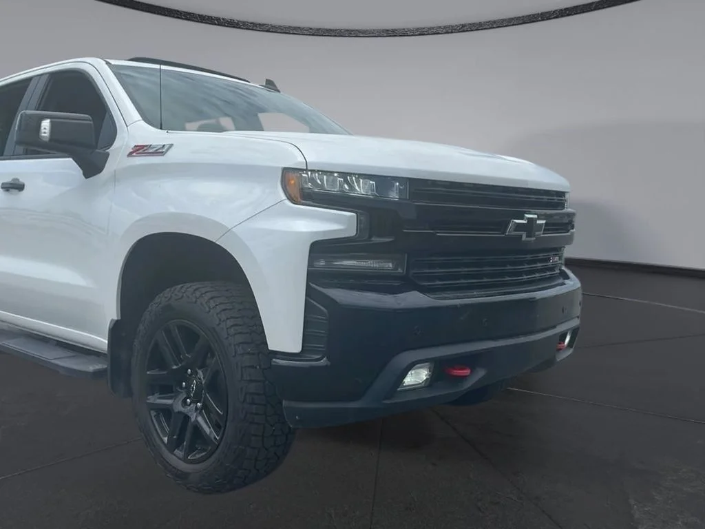 Used 2021 Iridescent Pearl Tricoat Chevrolet LT Trail Boss image 29