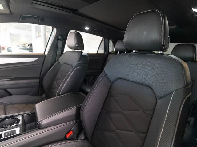 Used 2024 Gray Volkswagen 2.0T SE w/Technology image 5