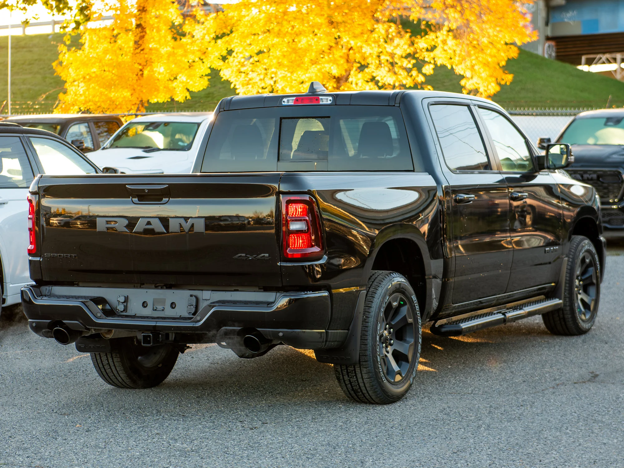 New 2026 Black RAM Sport* Crew Cab 4x4, Heated Seats/Steering Wheel, Nav, 3.92 Rear Axle, Running Boards image 5