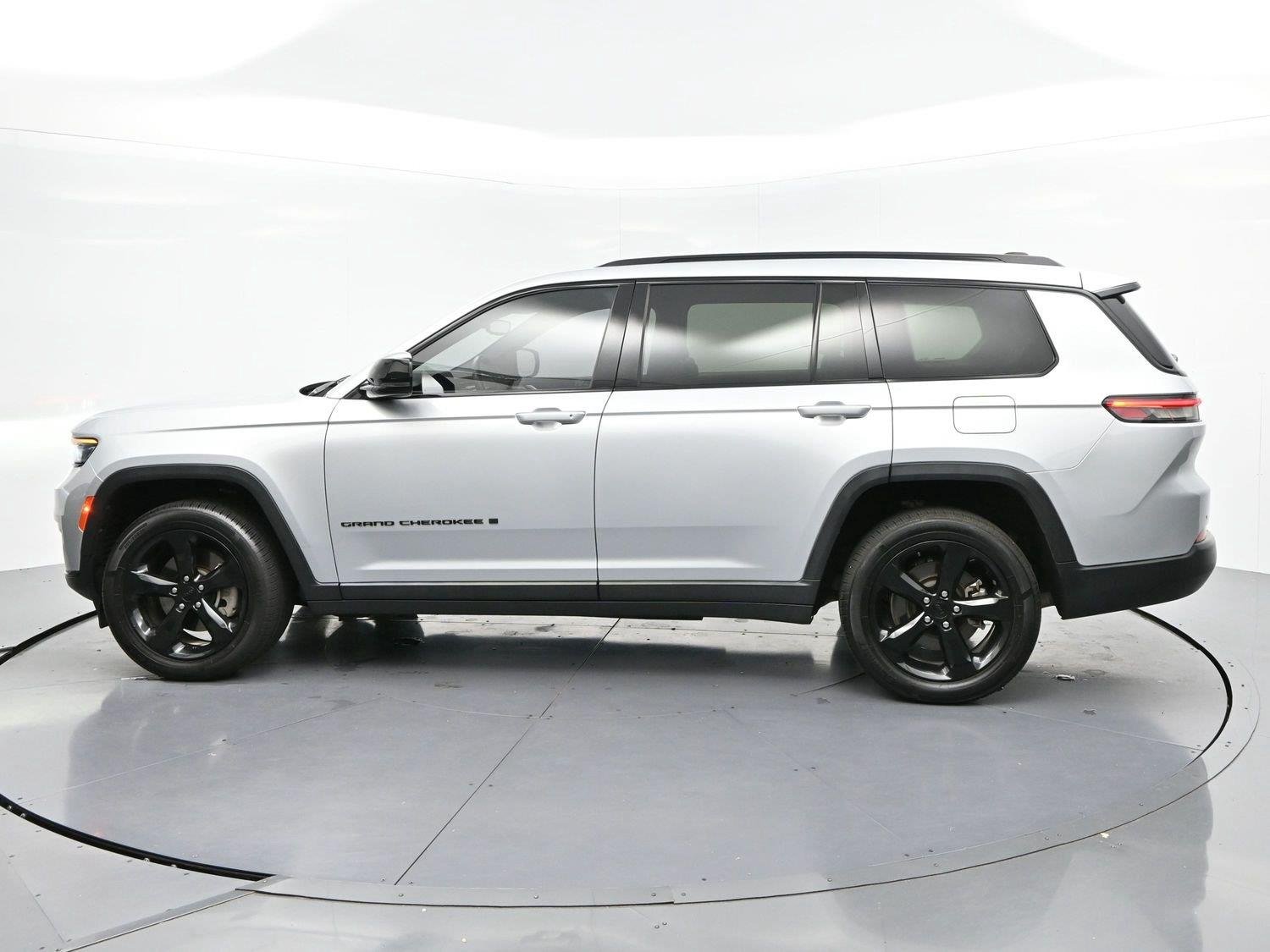 Used 2021 Silver Jeep Altitude image 4