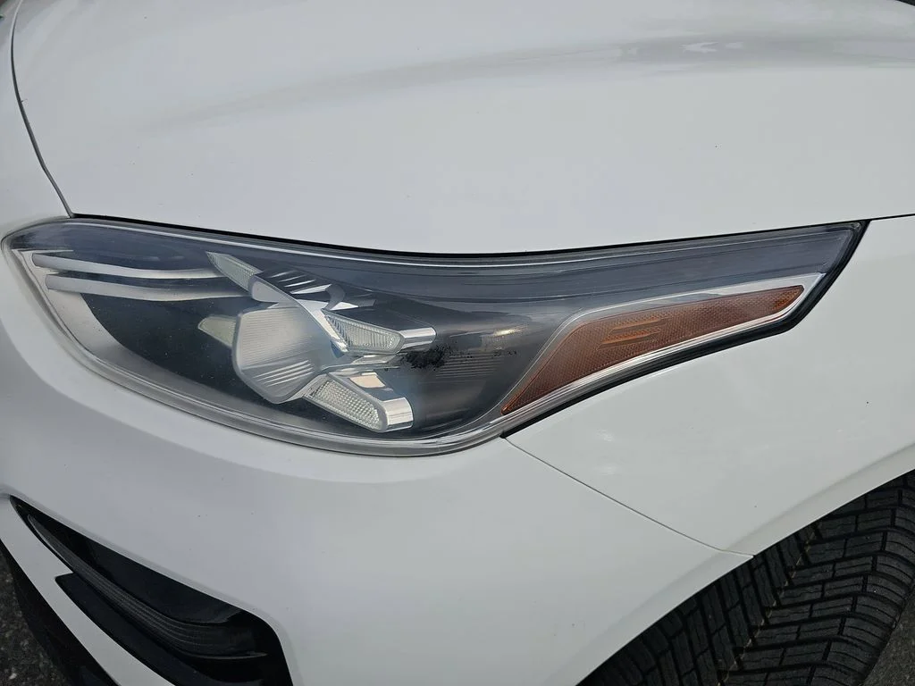 Used 2019 White Kia S image 29