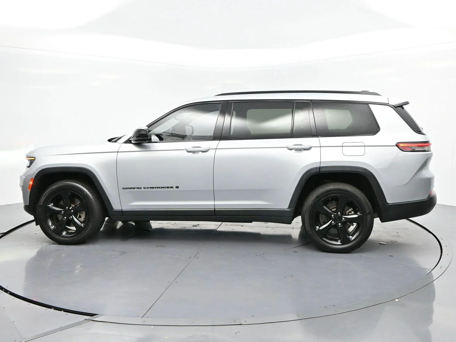 Used 2021 Silver Jeep Altitude image 4