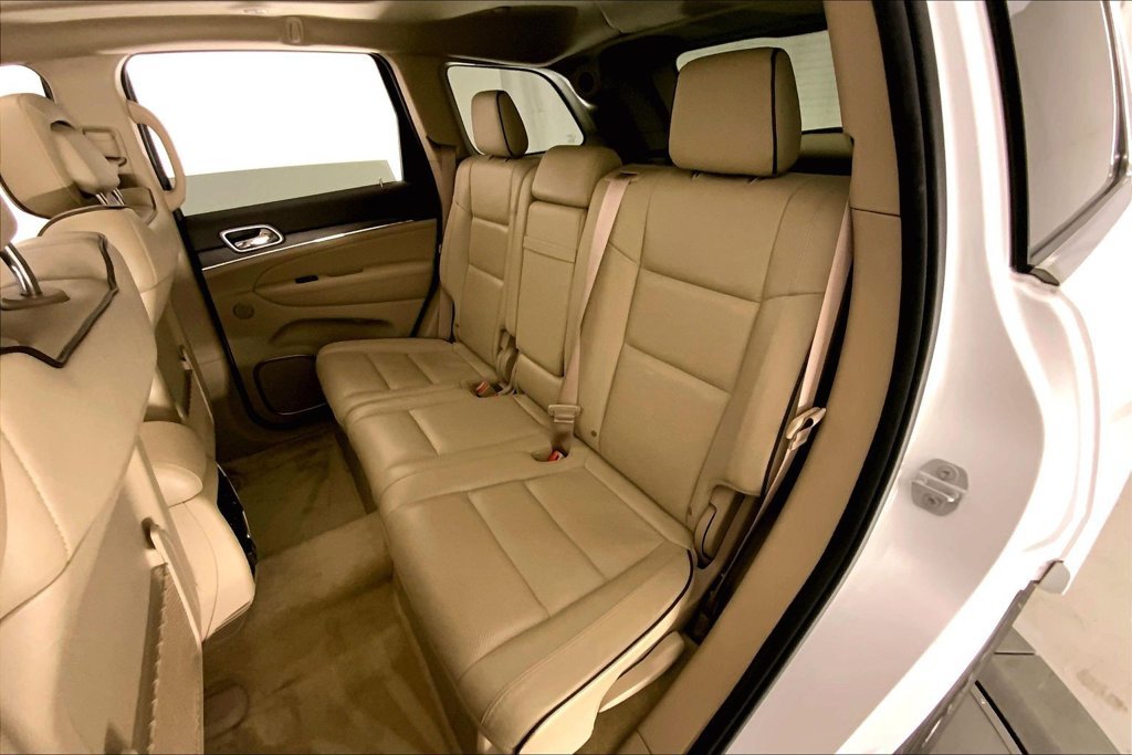 Used 2018 Ivory Jeep Overland image 14