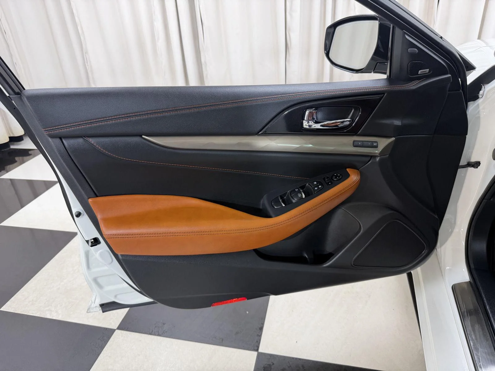 Used 2019 Pearl White Tricoat Nissan Platinum image 41