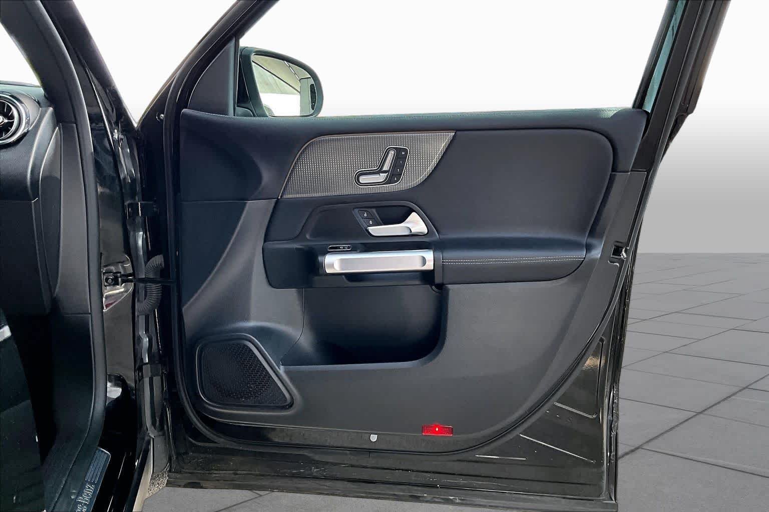 Used 2021 Night Black Mercedes-Benz GLB 250 image 23