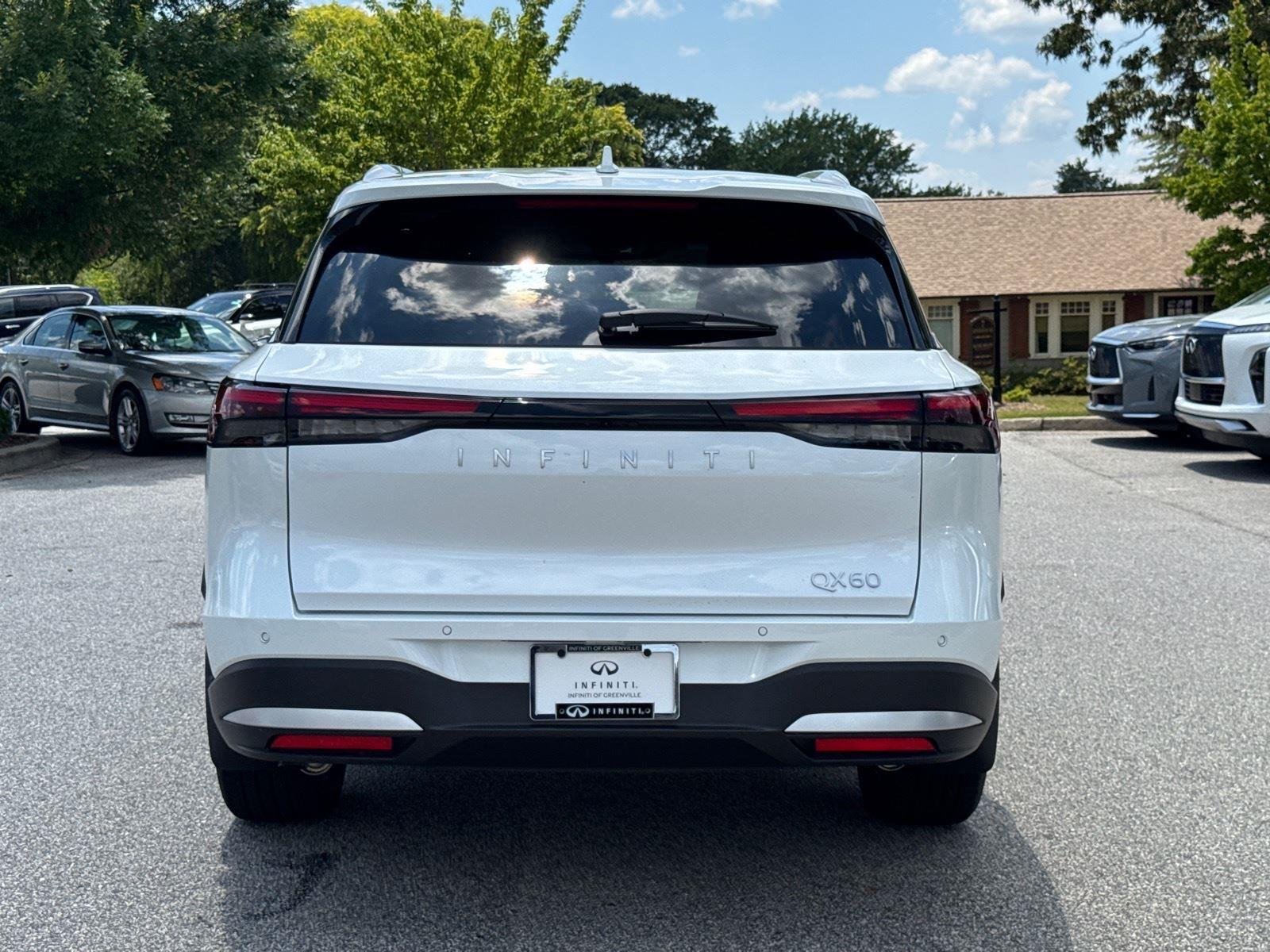 New 2027 RADIANT WHITE INFINITI Luxe FWD image 4