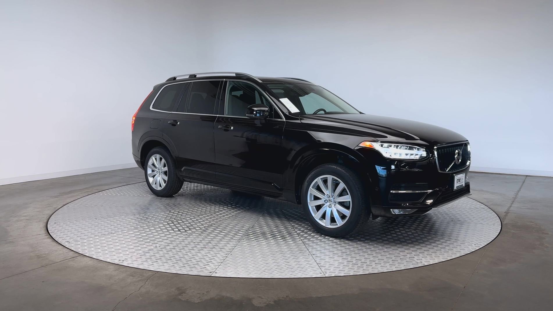Used 2018 Onyx Black Metallic Volvo Momentum image 2