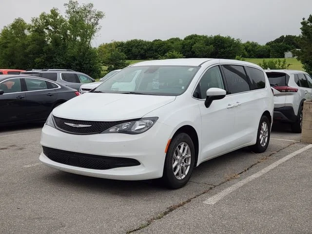2023 Chrysler Voyager LX's photo