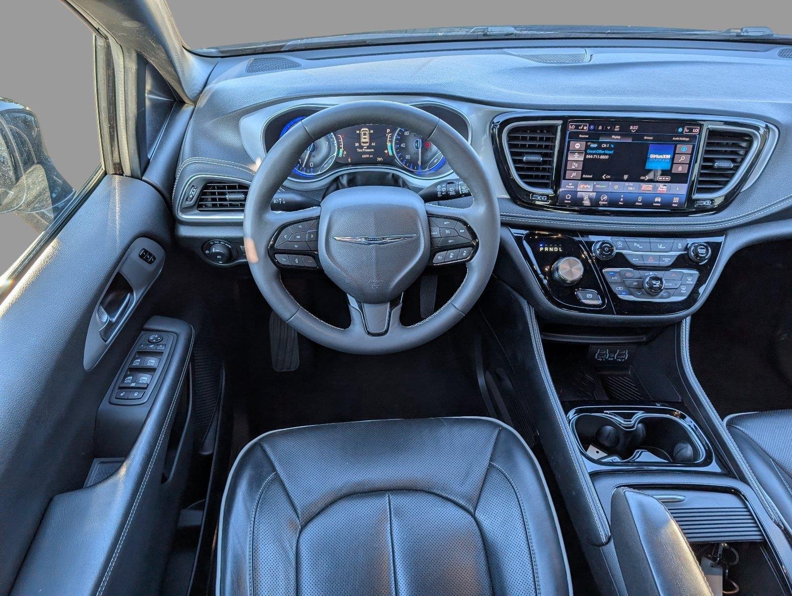 Used 2025 Diamond Black Crystal Pearlcoat Chrysler Limited image 31