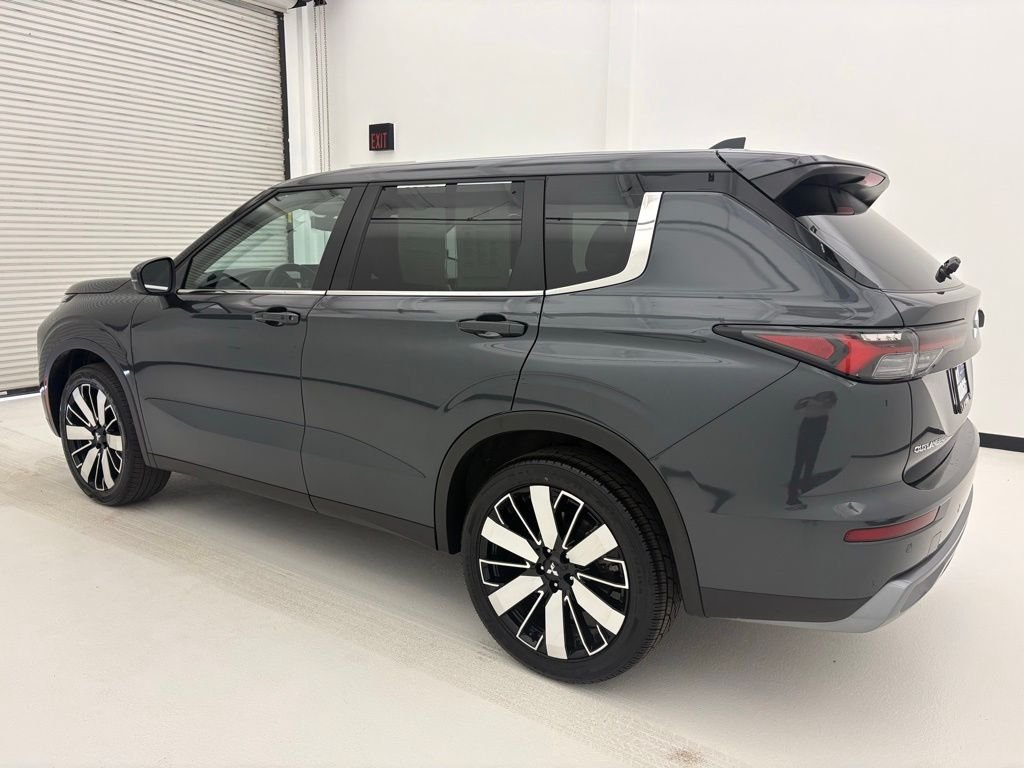 Used 2025 Gray Mitsubishi SE image 17