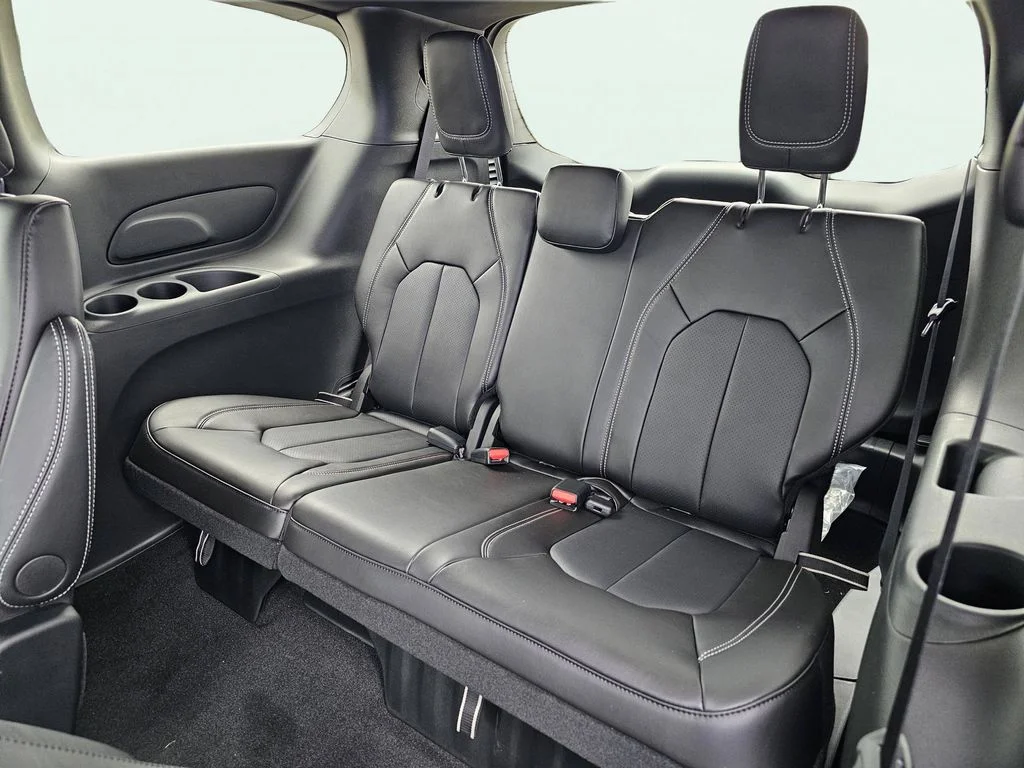 New 2026 Diamond Black Crystal Pearl-Coat Exterior Paint Chrysler Select image 32