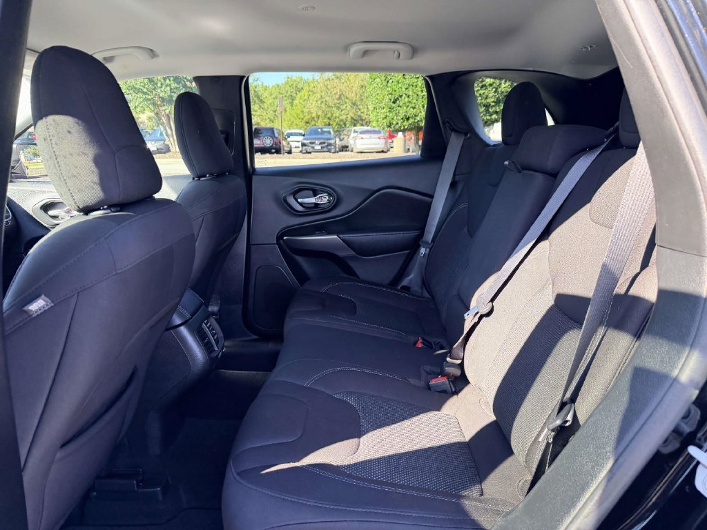 Used 2020 Black Jeep Latitude image 12
