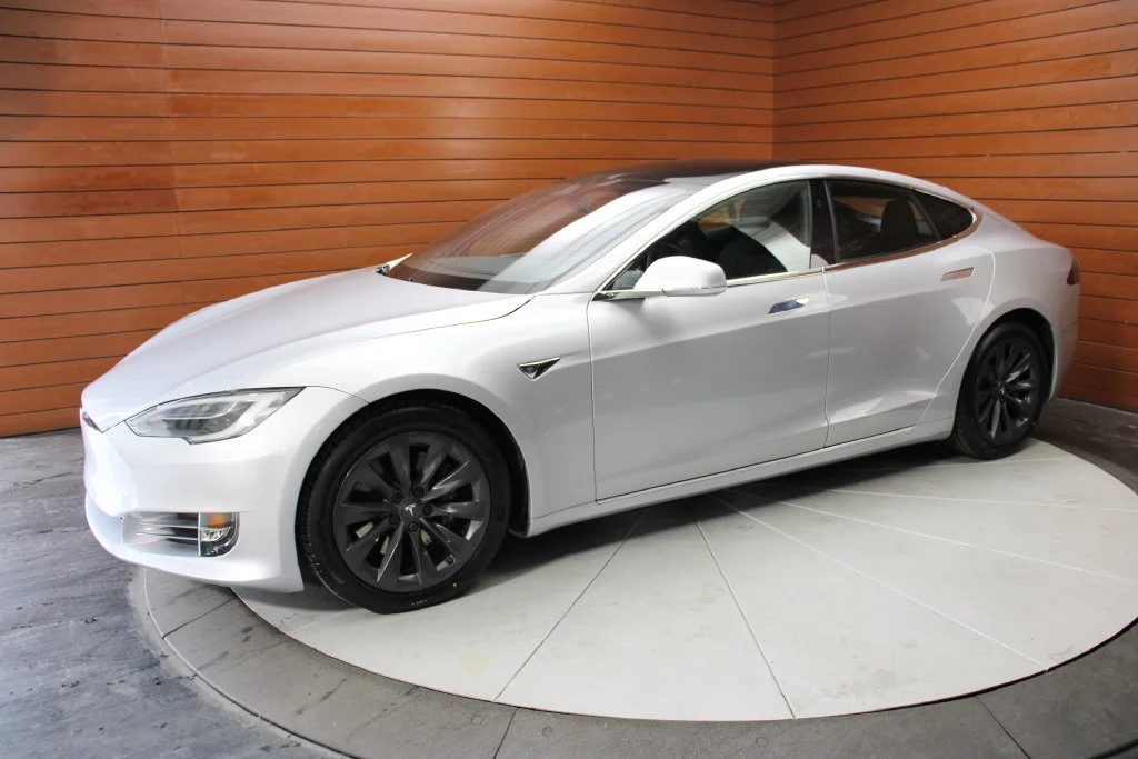 Used 2018 Obsidian Black Metallic Tesla  image 17
