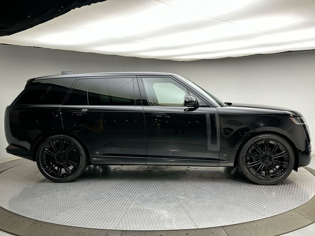 New 2026 Santorini Black Land Rover SE image 4