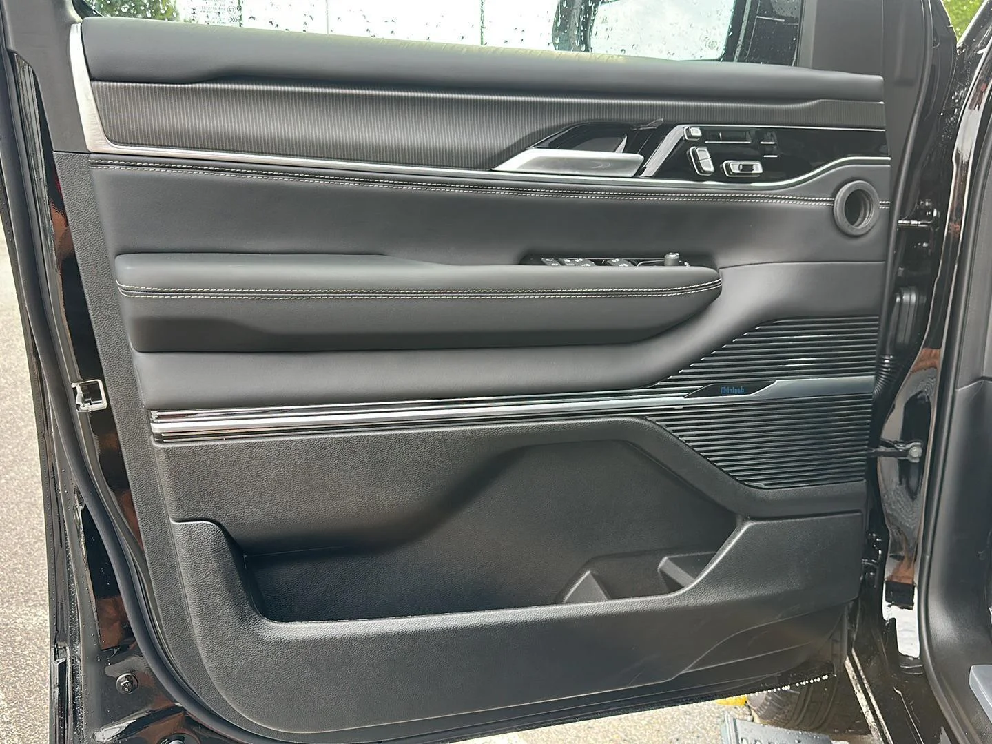 New 2026 High Gloss Black Jeep Summit Obsidian image 8