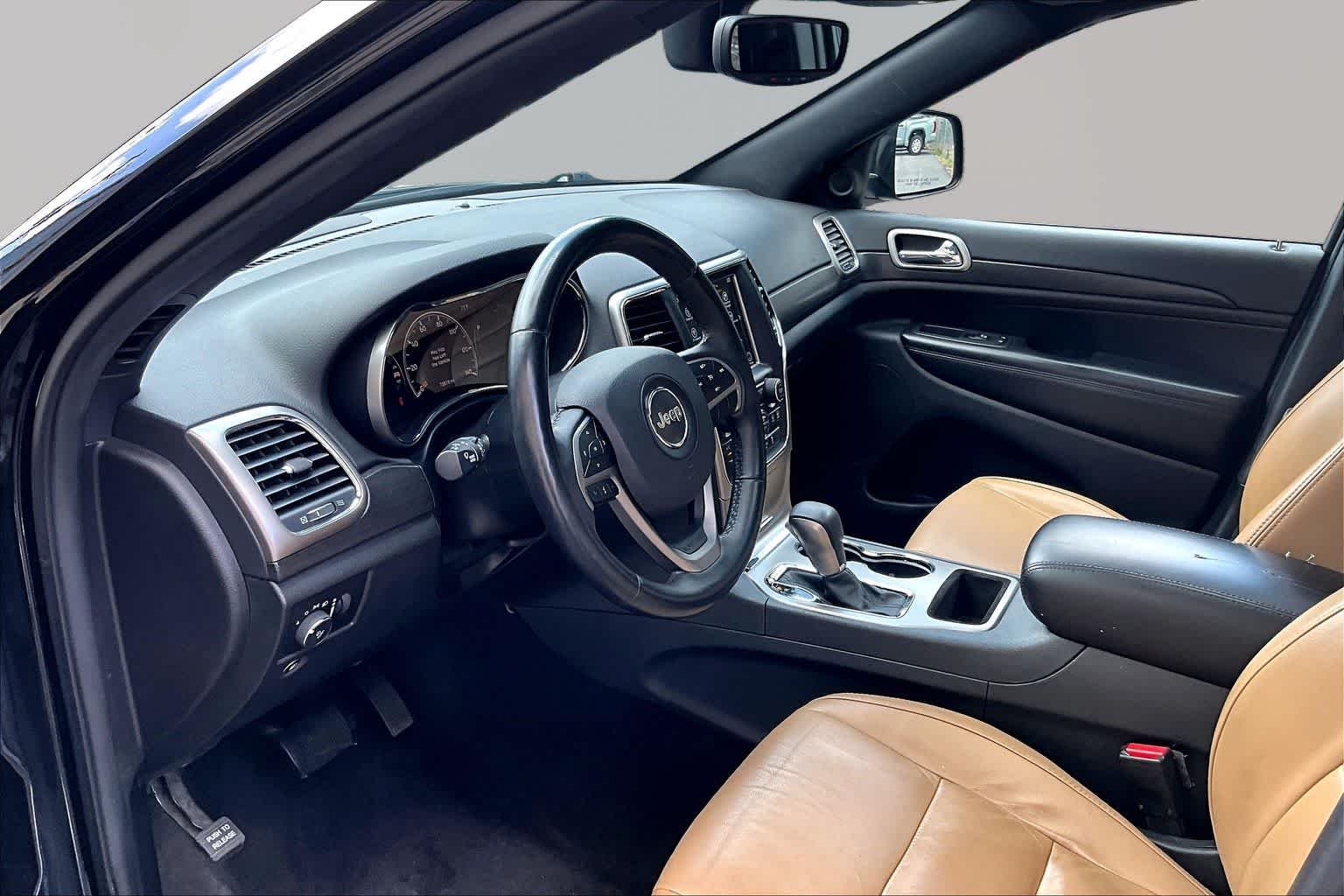 Used 2018 Diamond Black Crystal Pearlcoat Jeep Altitude image 18