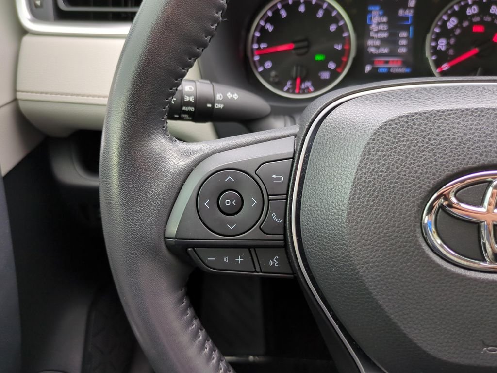 Used 2022  Toyota XLE Premium image 20