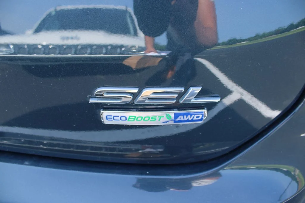 Used 2019 Sea Green Ford SEL image 7