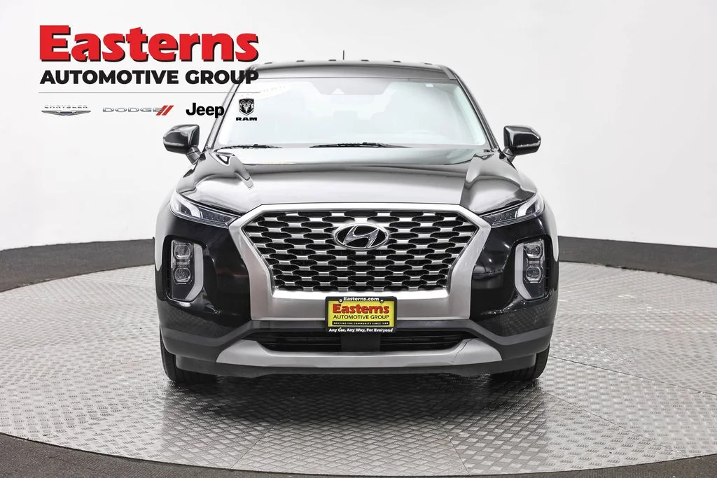 Used 2022 Black Hyundai SE image 2