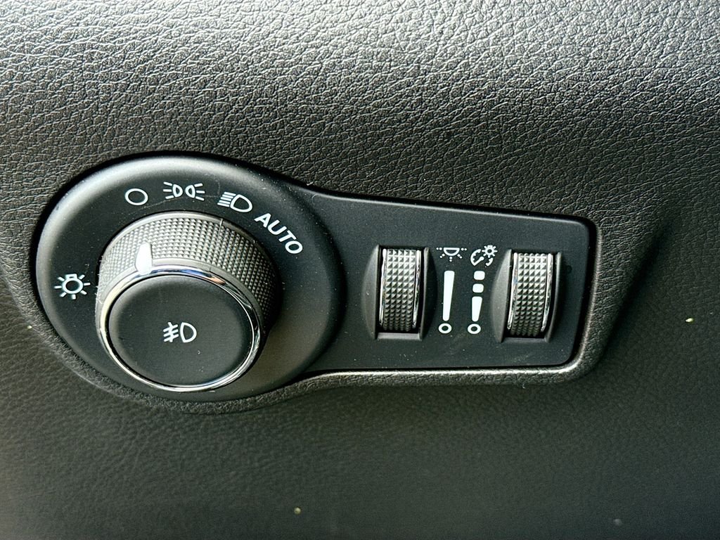 Certified Used 2022 Diamond Black Crystal Pearlcoat Jeep Altitude image 11