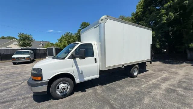 Used 2022 Summit White GMC Gas image 4