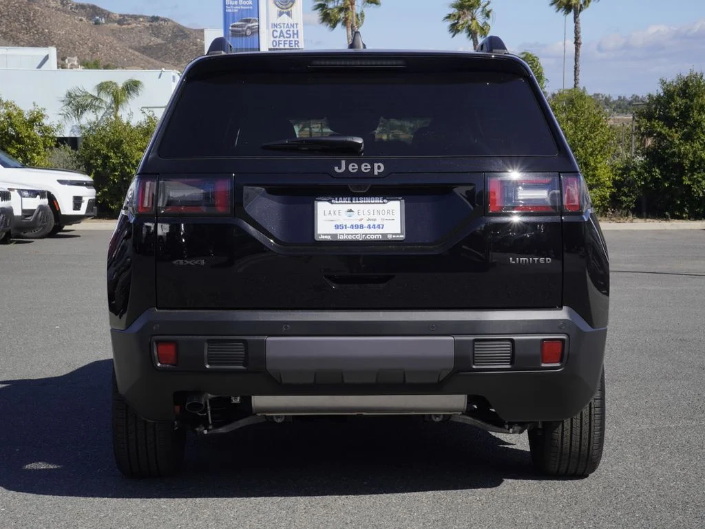 New 2026 Diamond Black Crystal Pearl-Coat Exterior Paint Jeep Limited image 4