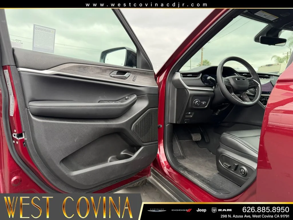 New 2025 Velvet Red Pearl-Coat Exterior Paint Jeep Limited image 10