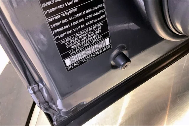 Used 2016 Gray Land Rover HSE image 24