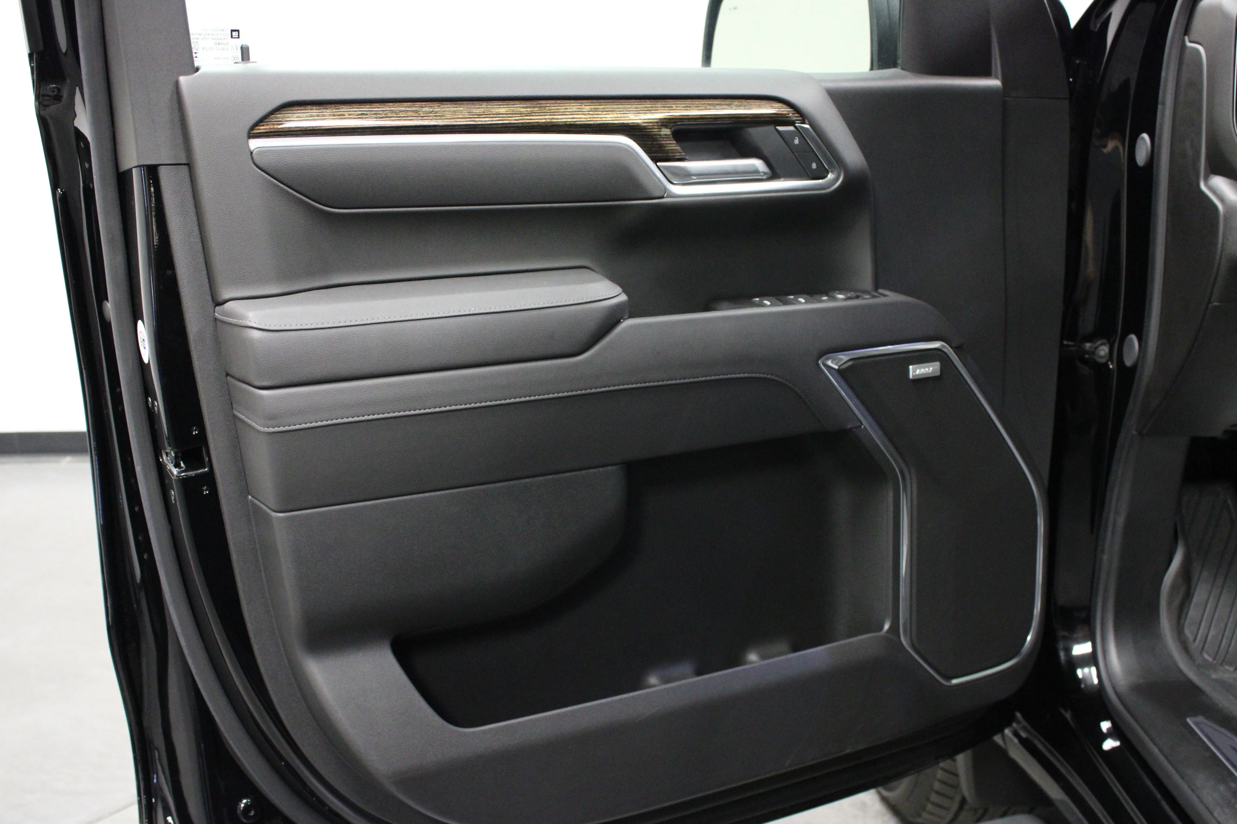 New 2025 Onyx Black GMC Elevation image 11