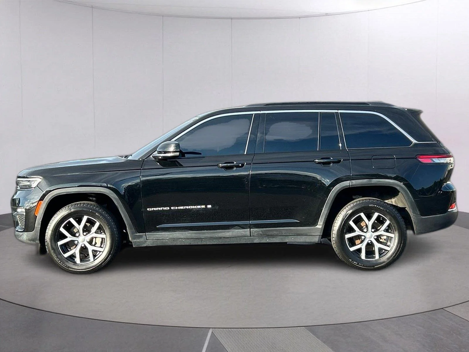 Used 2024 Diamond Black Crystal Pearlcoat Jeep Limited image 2