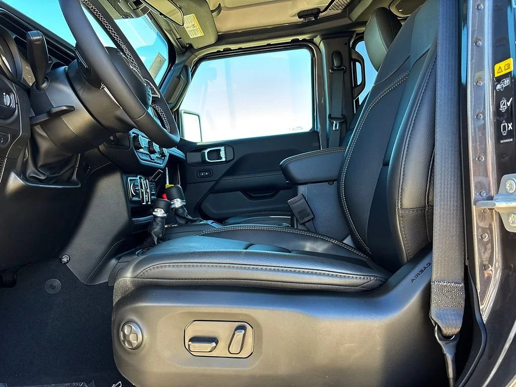 2025 Jeep Wrangler 4-Door Sahara - Photo 9