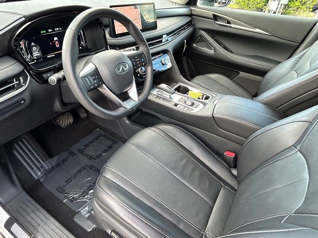 Used 2025 White INFINITI LUXE image 63