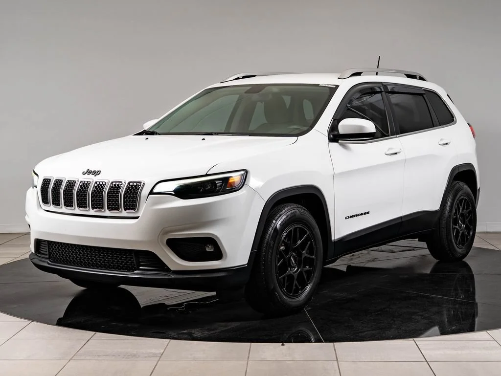 Used 2019 Bright White Clear Coat Jeep Latitude image 1