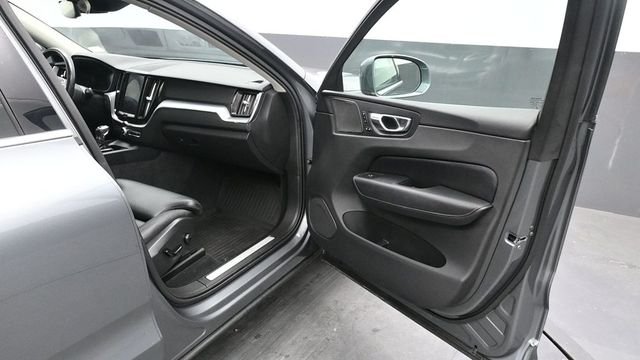 Used 2019 Gray Volvo T6 Momentum image 13