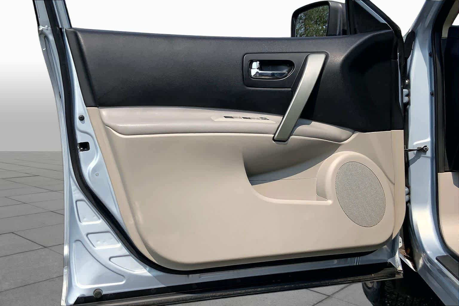 Used 2014 Frosted Steel Nissan S image 21