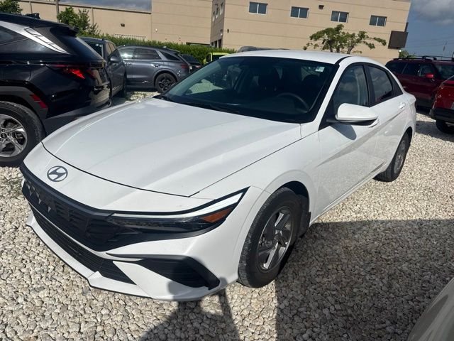 Used 2024 White Hyundai SE image 1