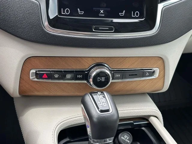 Used 2021 Blue Volvo T6 Momentum image 29
