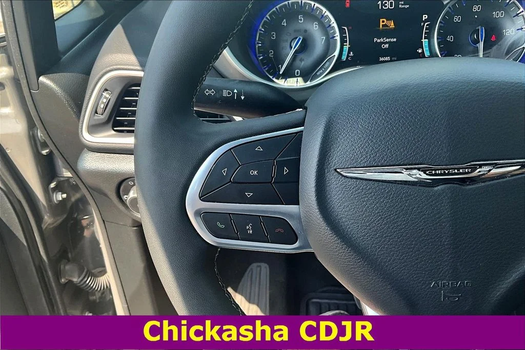Used 2025 White Chrysler Select image 10